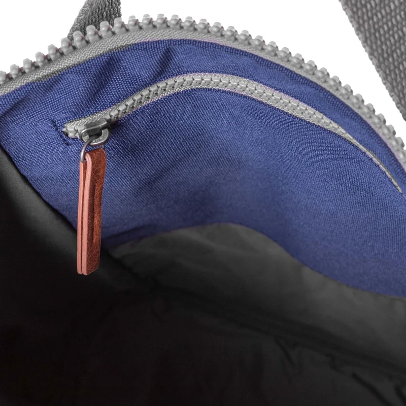 ROKA Finchley Eine mittelgroße Tasche aus recyceltem Canvas mit Mineralmotiv