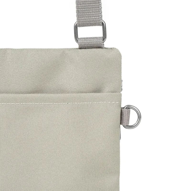 ROKA Chelsea Koriander-Tasche aus recyceltem Canvas