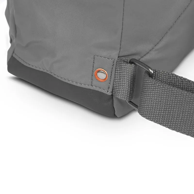 ROKA Bantry B Stormy Kleine Tasche aus recyceltem Nylon
