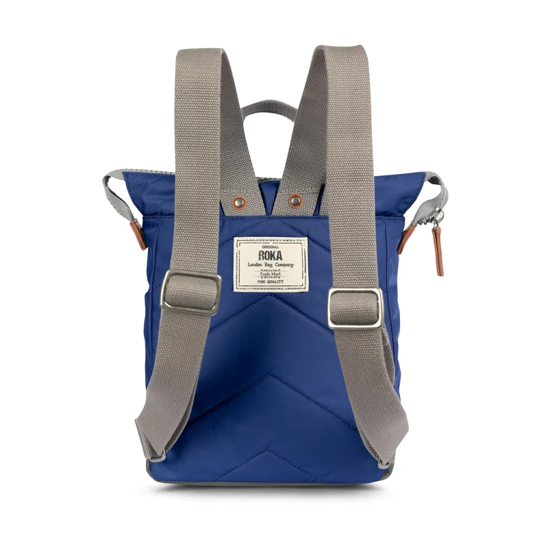 ROKA Bantry Kleine Tasche aus recyceltem Nylon, Farbe: Burnt Blue