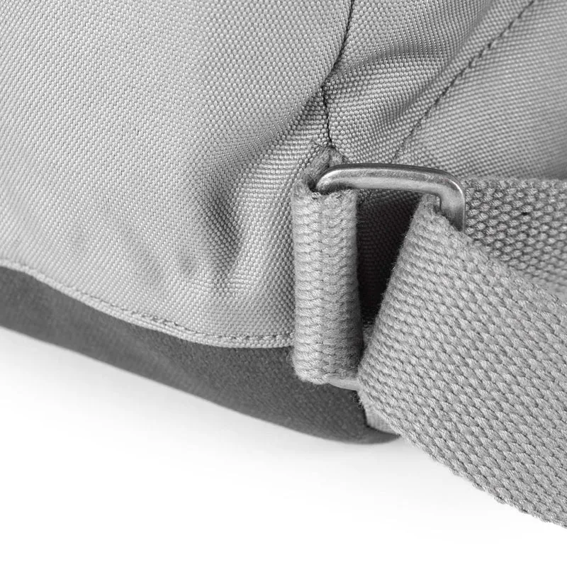 ROKA Bantry B Stormy Kleine Tasche aus recyceltem Canvas