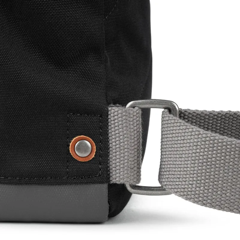 ROKA Kreativer Abfall Bantry Kleine Tasche aus recyceltem Canvas, hergestellt aus Esche und Koriander.