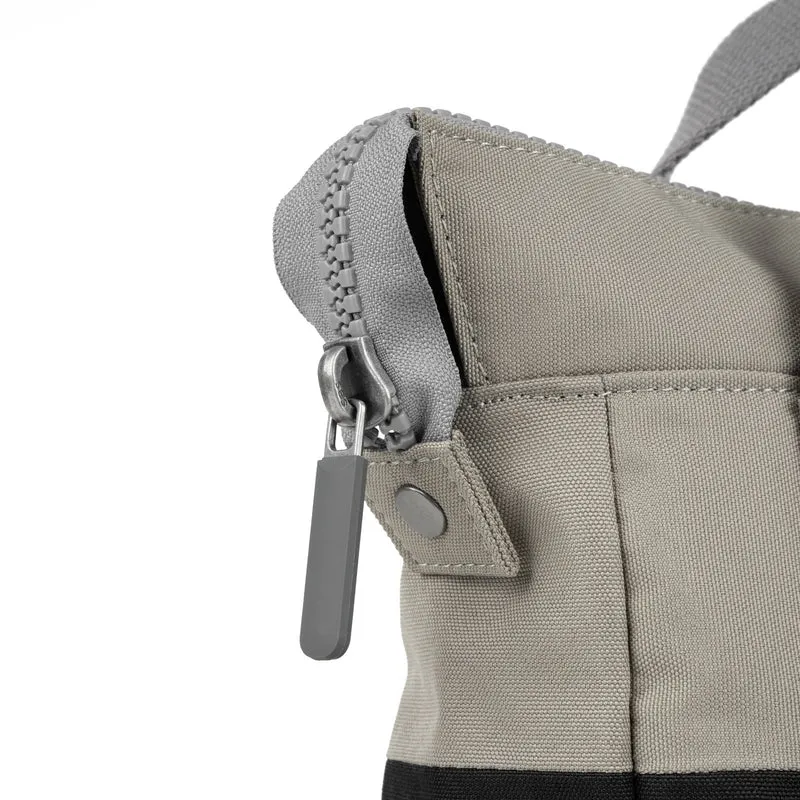 ROKA Kreativer Abfall Bantry Kleine Tasche aus recyceltem Canvas, hergestellt aus Esche und Koriander.