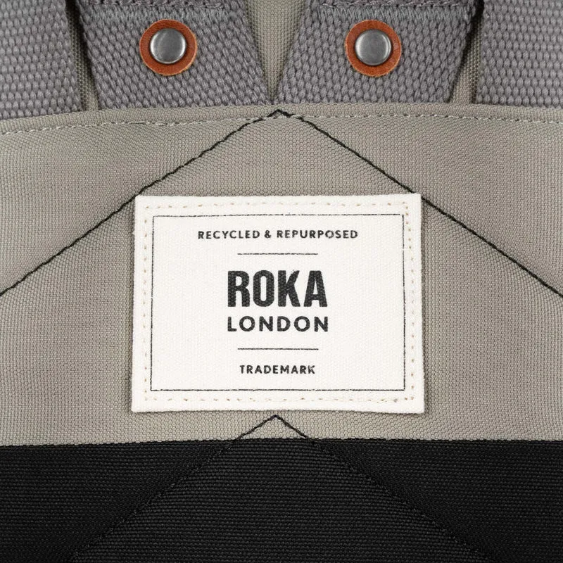 ROKA Kreativer Abfall Bantry Kleine Tasche aus recyceltem Canvas, hergestellt aus Esche und Koriander.