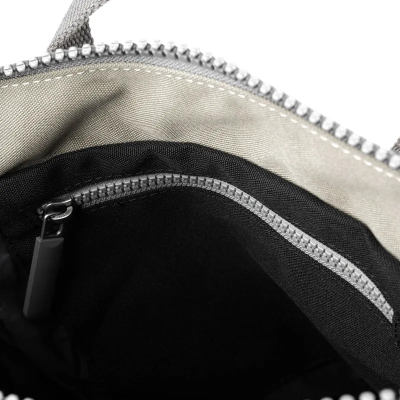 ROKA Kreativer Abfall Bantry Kleine Tasche aus recyceltem Canvas, hergestellt aus Esche und Koriander.