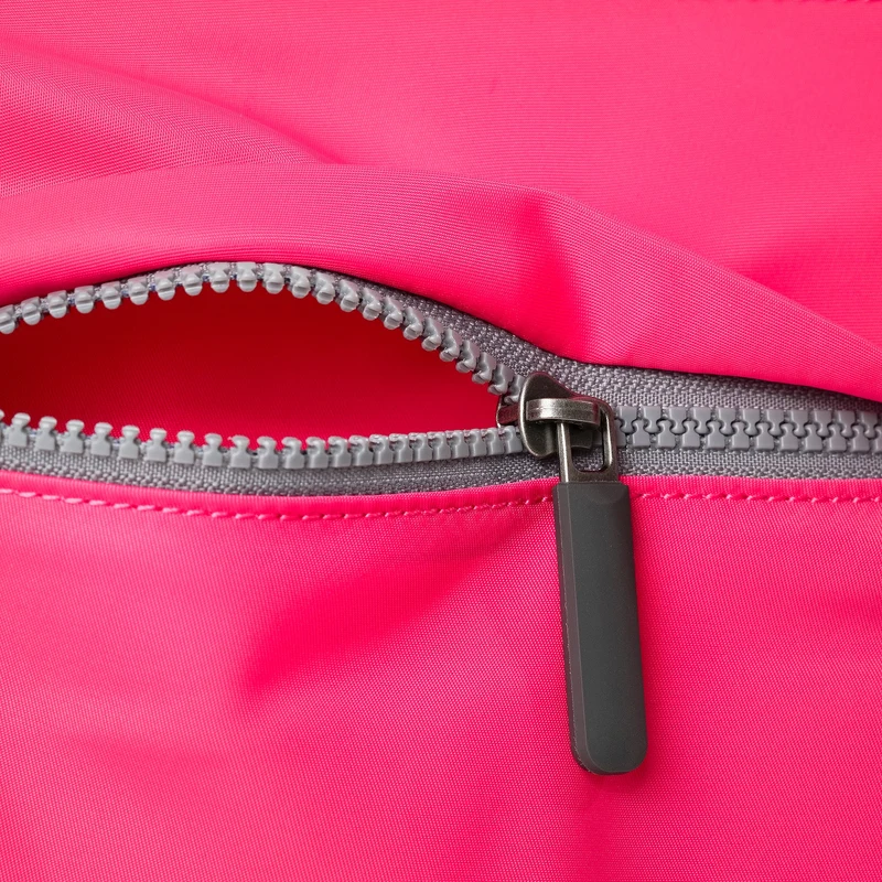 ROKA Trafalgar B Sparkling Cosmo Tasche aus recyceltem Nylon