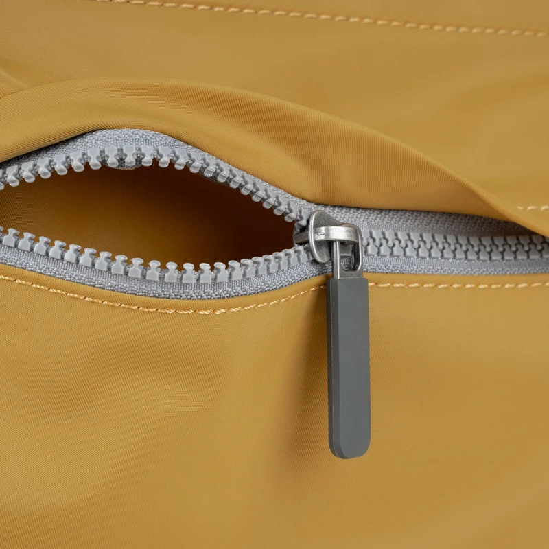 ROKA Tasche aus recyceltem Mais-Nylon von Trafalgar B