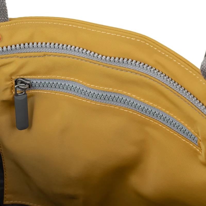 ROKA Tasche aus recyceltem Mais-Nylon von Trafalgar B