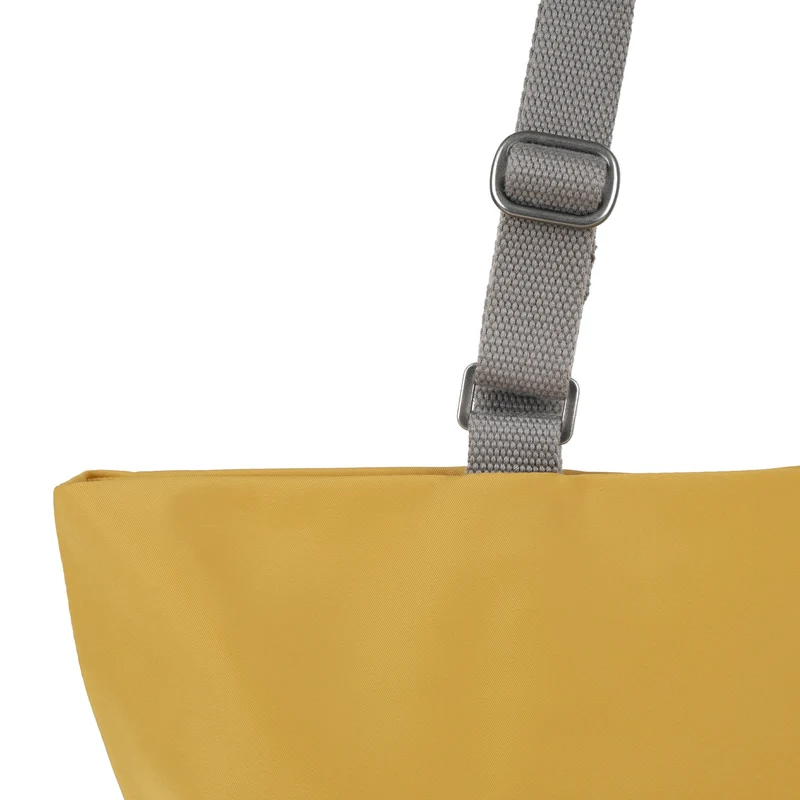 ROKA Tasche aus recyceltem Mais-Nylon von Trafalgar B