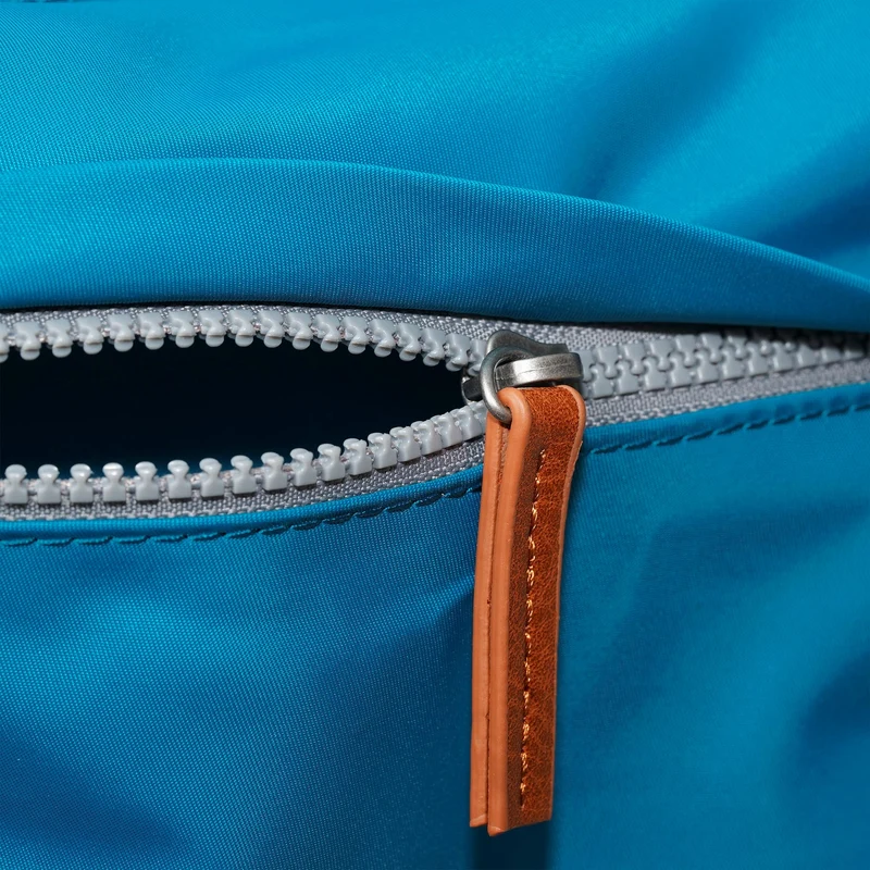 ROKA Kennington B Seaport Medium Tasche aus recyceltem Nylon