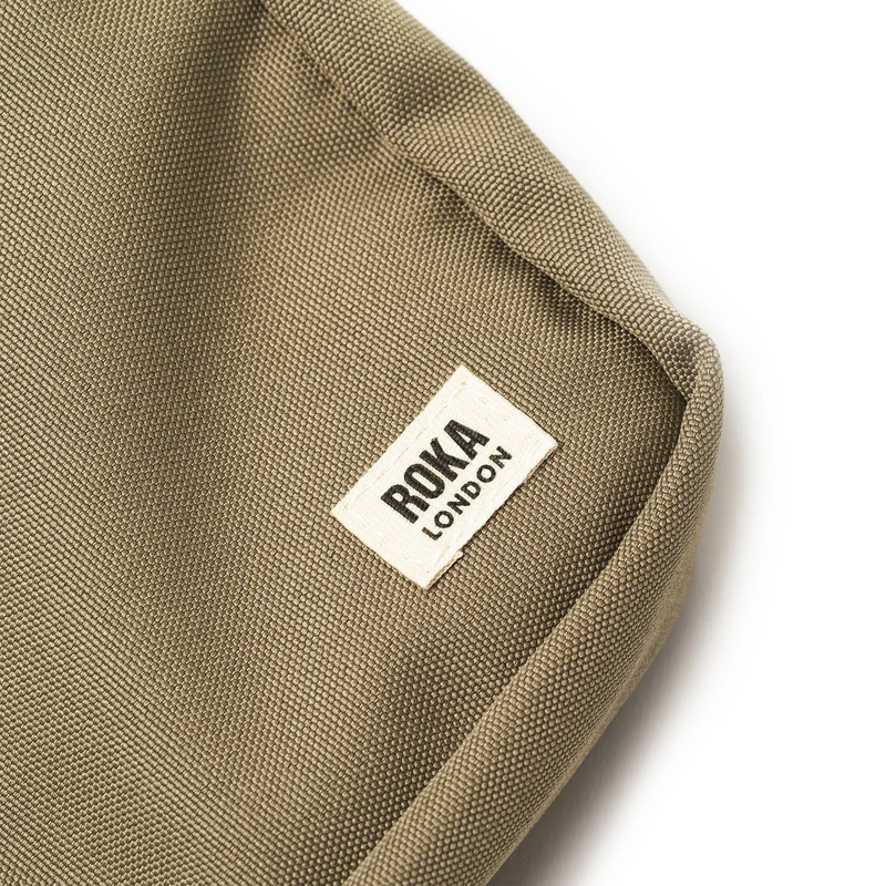ROKA Bond Koriander-Tasche aus recyceltem Canvas