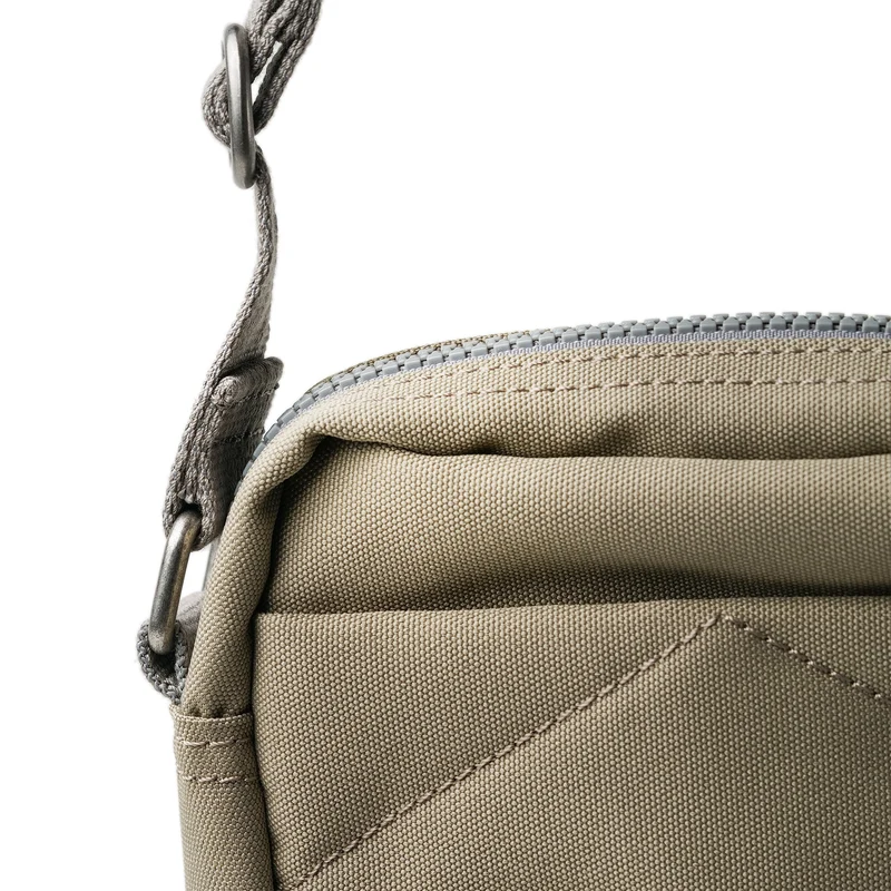 ROKA Bond Koriander-Tasche aus recyceltem Canvas