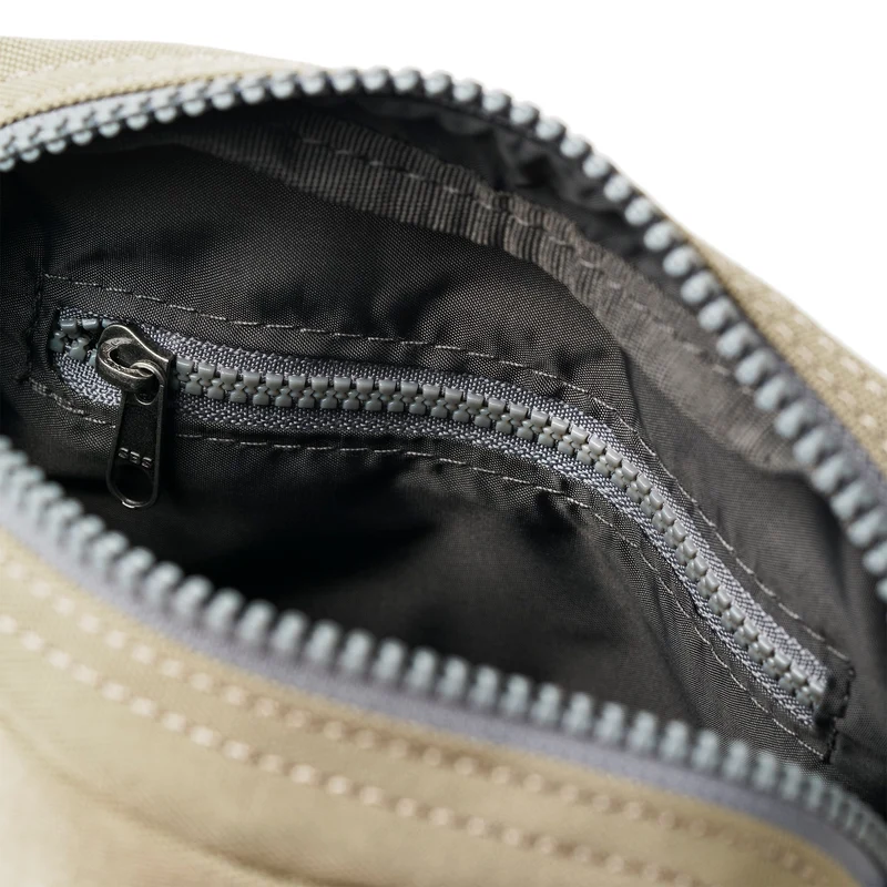 ROKA Bond Koriander-Tasche aus recyceltem Canvas