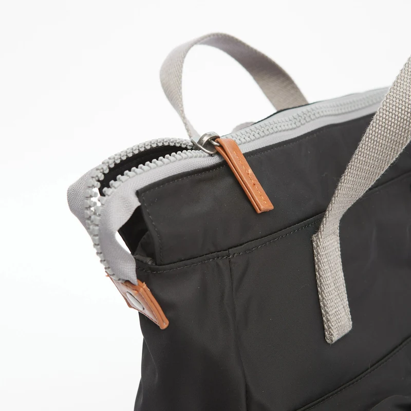 ROKA Bantry B Schwarze mittelgroße Tasche aus recyceltem Nylon