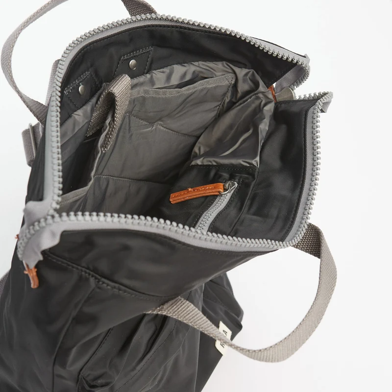 ROKA Bantry B Schwarze mittelgroße Tasche aus recyceltem Nylon