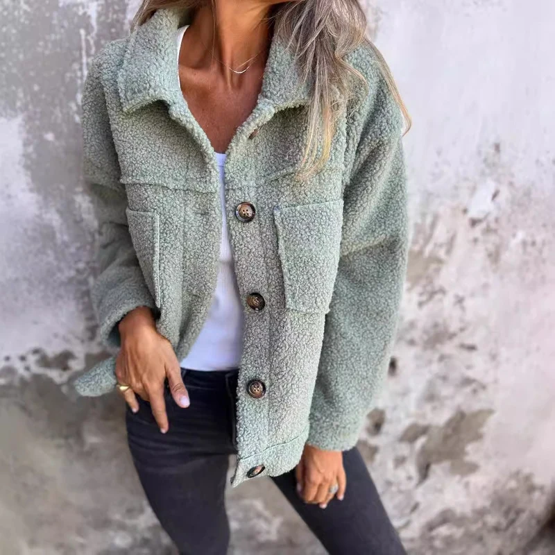Damen nan Teddyjacke mit großem Reverskragen, durchgehender Knopfleiste und aufgesetzten Pattentaschen Drune