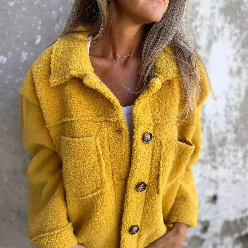 Damen nan Teddyjacke mit großem Reverskragen, durchgehender Knopfleiste und aufgesetzten Pattentaschen Drune