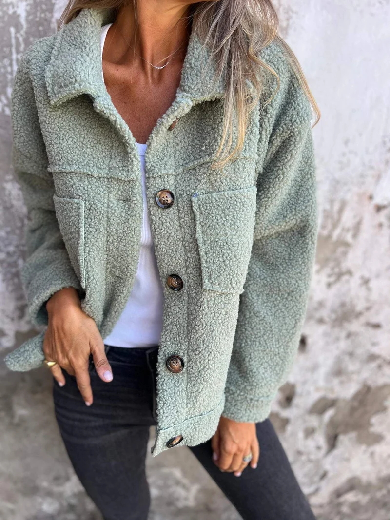 Damen nan Teddyjacke mit großem Reverskragen, durchgehender Knopfleiste und aufgesetzten Pattentaschen Drune
