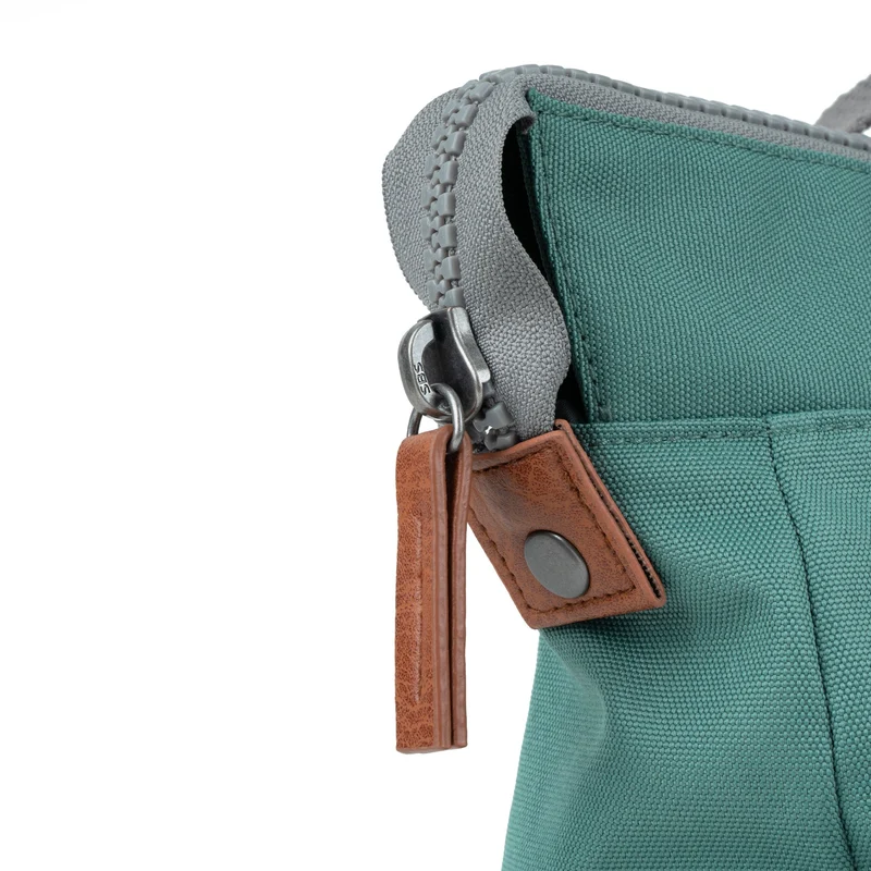 ROKA Bantry B Sage Kleine Tasche aus recyceltem Canvas