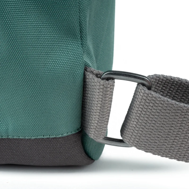 ROKA Bantry B Sage Kleine Tasche aus recyceltem Canvas