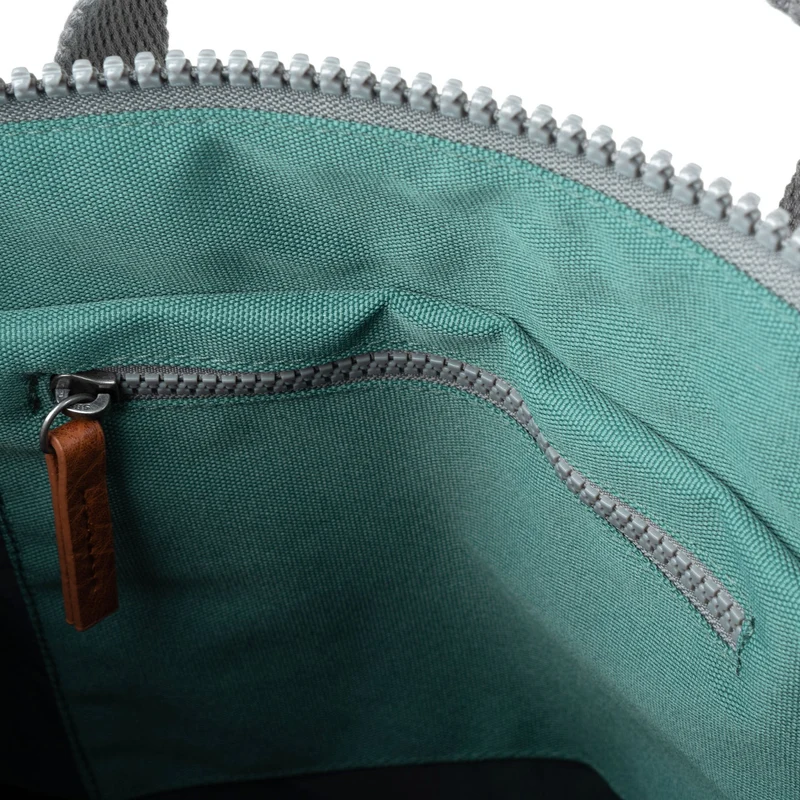 ROKA Bantry B Sage Kleine Tasche aus recyceltem Canvas