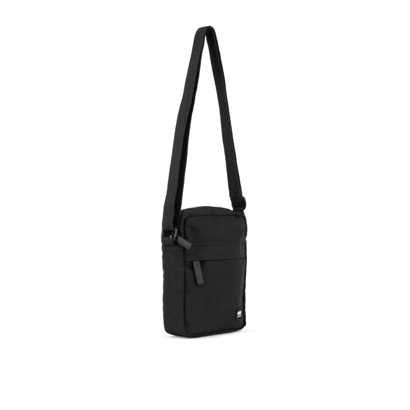 ROKA All Black Bond Ash-Tasche aus recyceltem Canvas