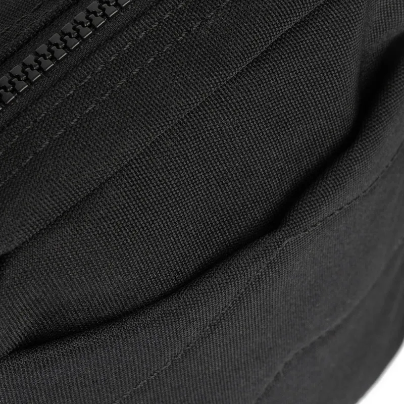 ROKA All Black Bond Ash-Tasche aus recyceltem Canvas