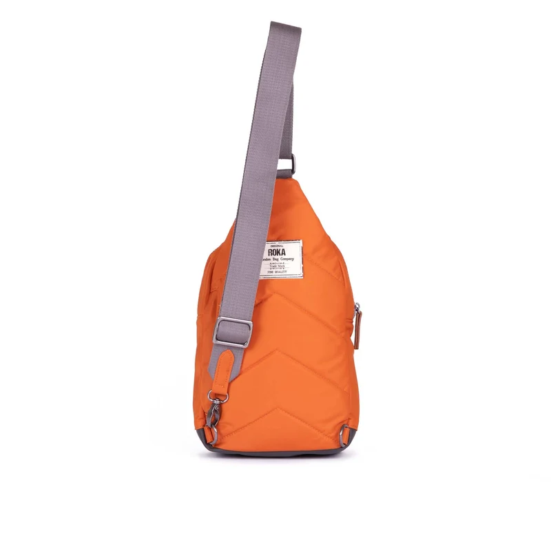 ROKA Willesden Große Tasche aus recyceltem Nylon – Rostorange