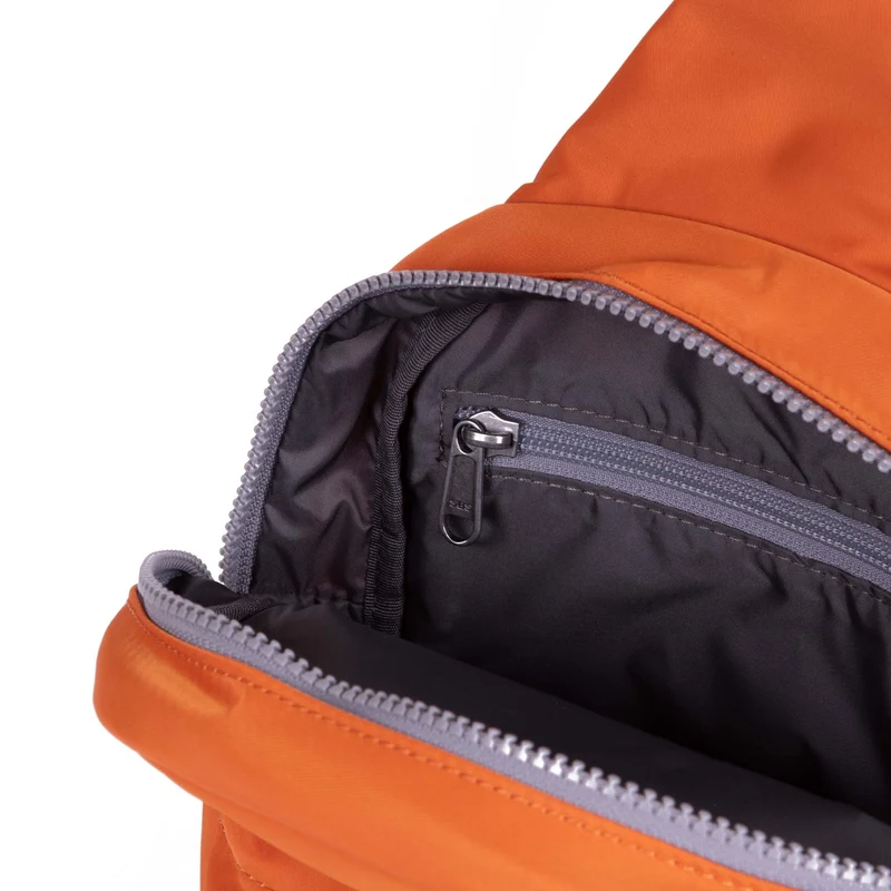 ROKA Willesden Große Tasche aus recyceltem Nylon – Rostorange