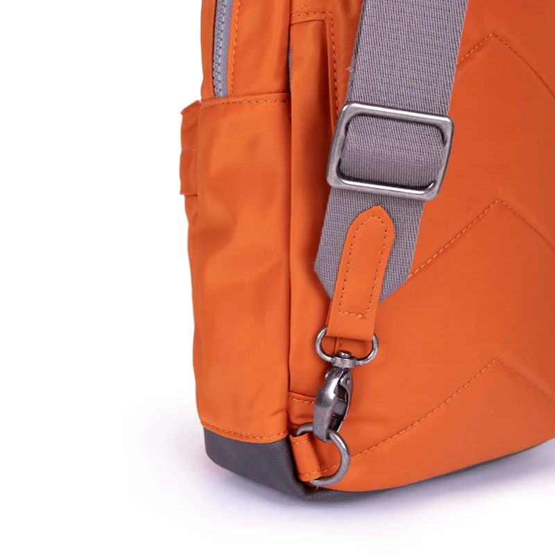 ROKA Willesden Große Tasche aus recyceltem Nylon – Rostorange