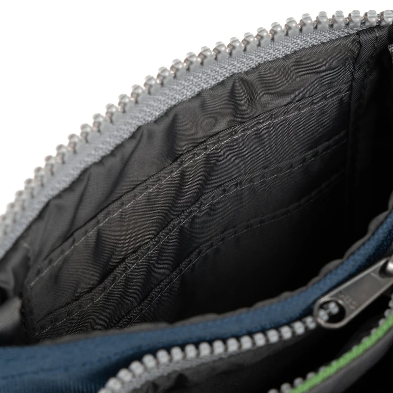 ROKA Kreativer Abfall Carnaby Kleine Tasche aus recyceltem Canvas in Dunkelblau/Laubgrün