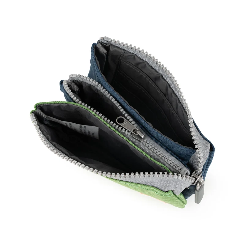 ROKA Kreativer Abfall Carnaby Kleine Tasche aus recyceltem Canvas in Dunkelblau/Laubgrün