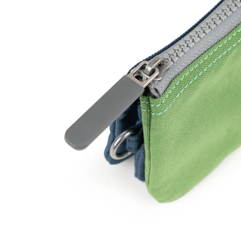 ROKA Kreativer Abfall Carnaby Kleine Tasche aus recyceltem Canvas in Dunkelblau/Laubgrün