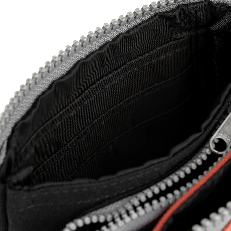 ROKA Black Label Carnaby Rooibos kleine Tasche aus recyceltem Canvas