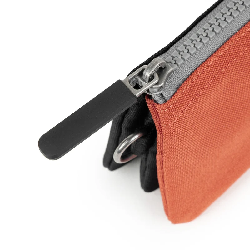 ROKA Black Label Carnaby Rooibos kleine Tasche aus recyceltem Canvas