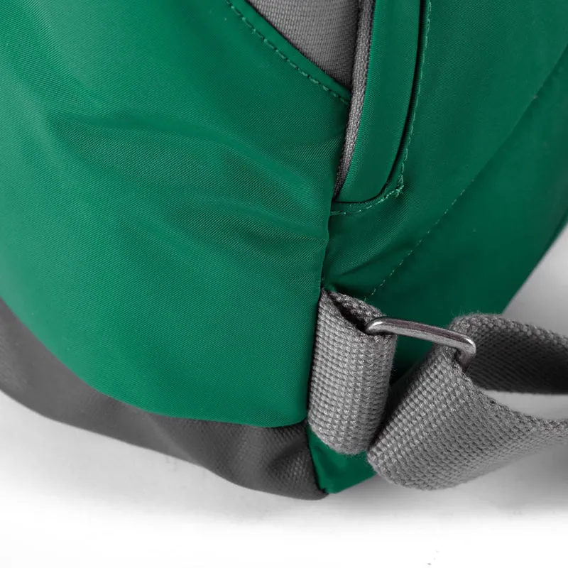ROKA Canfield B Emerald Kleine Tasche aus recyceltem Nylon