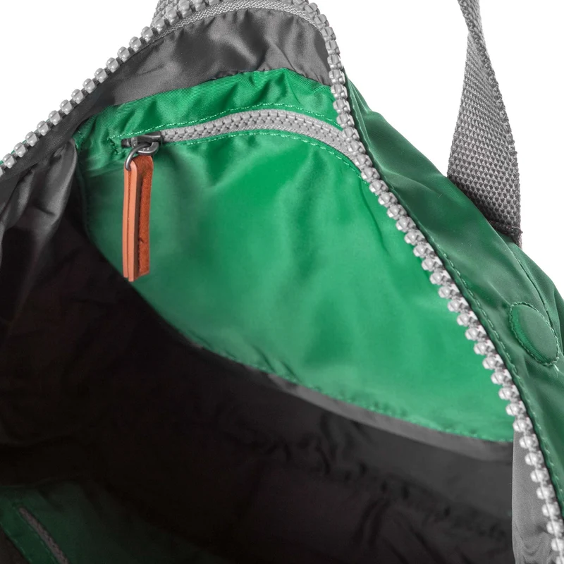ROKA Canfield B Emerald Kleine Tasche aus recyceltem Nylon