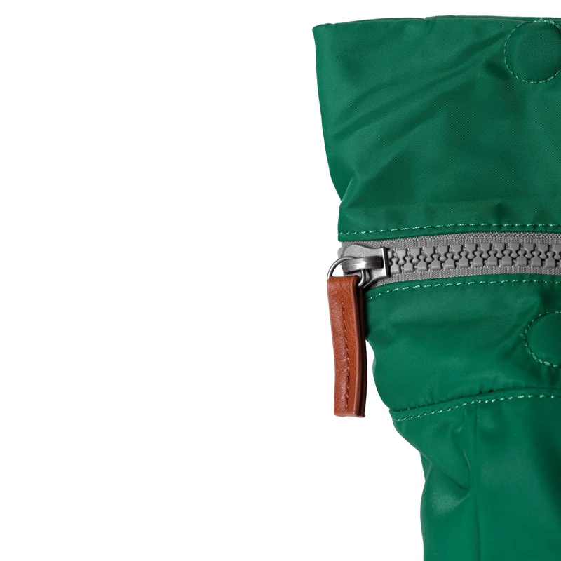 ROKA Canfield B Emerald Kleine Tasche aus recyceltem Nylon