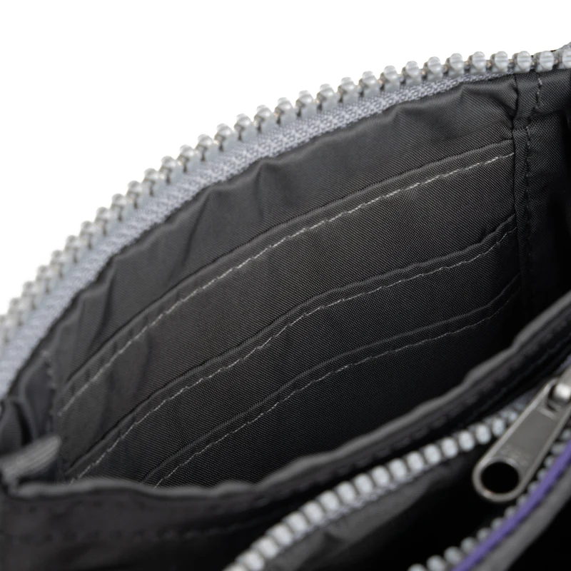 ROKA Kreativer Abfall Carnaby Kleine Handtasche aus recyceltem Nylon, schwarz/rötlich-braun