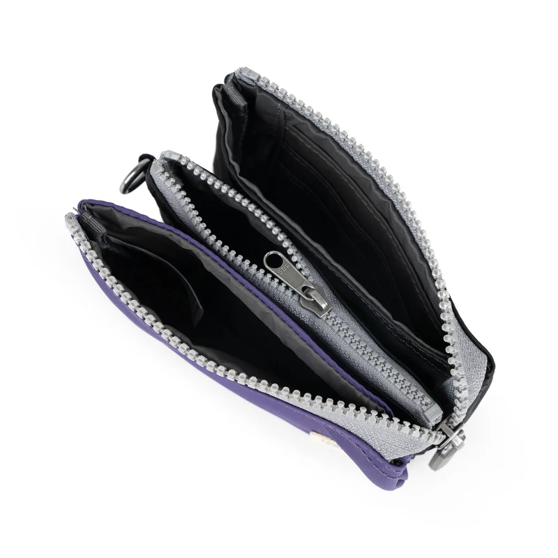 ROKA Kreativer Abfall Carnaby Kleine Handtasche aus recyceltem Nylon, schwarz/rötlich-braun