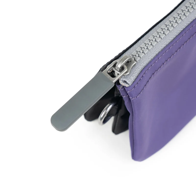 ROKA Kreativer Abfall Carnaby Kleine Handtasche aus recyceltem Nylon, schwarz/rötlich-braun
