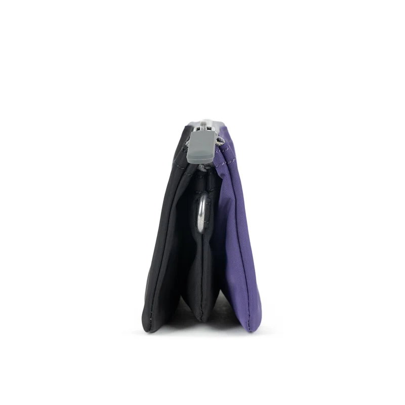 ROKA Kreativer Abfall Carnaby Kleine Handtasche aus recyceltem Nylon, schwarz/rötlich-braun