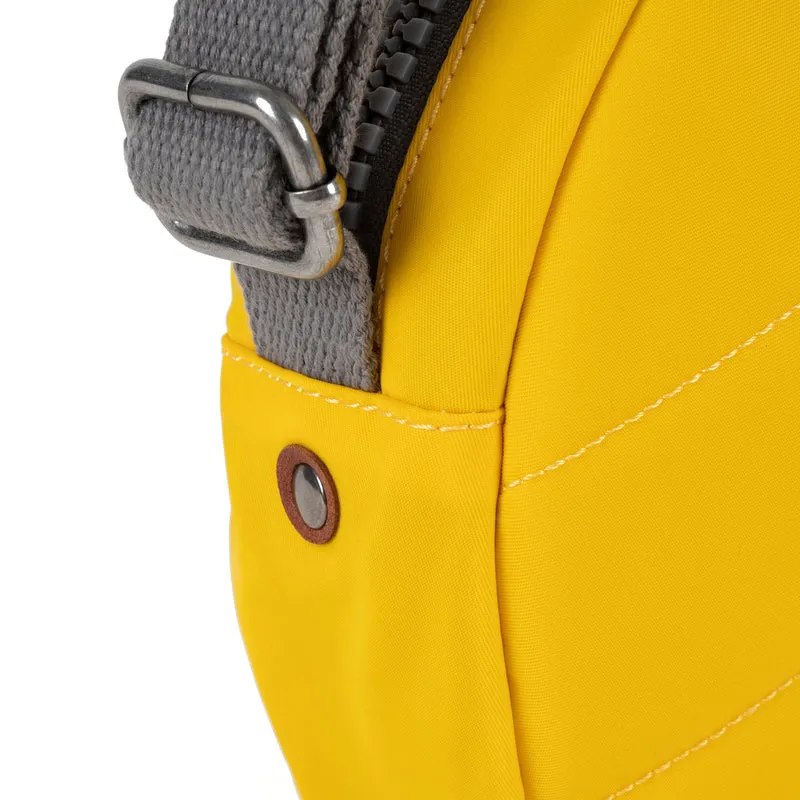 ROKA Paddington B Aspen Yellow Kleine Tasche aus recyceltem Nylon