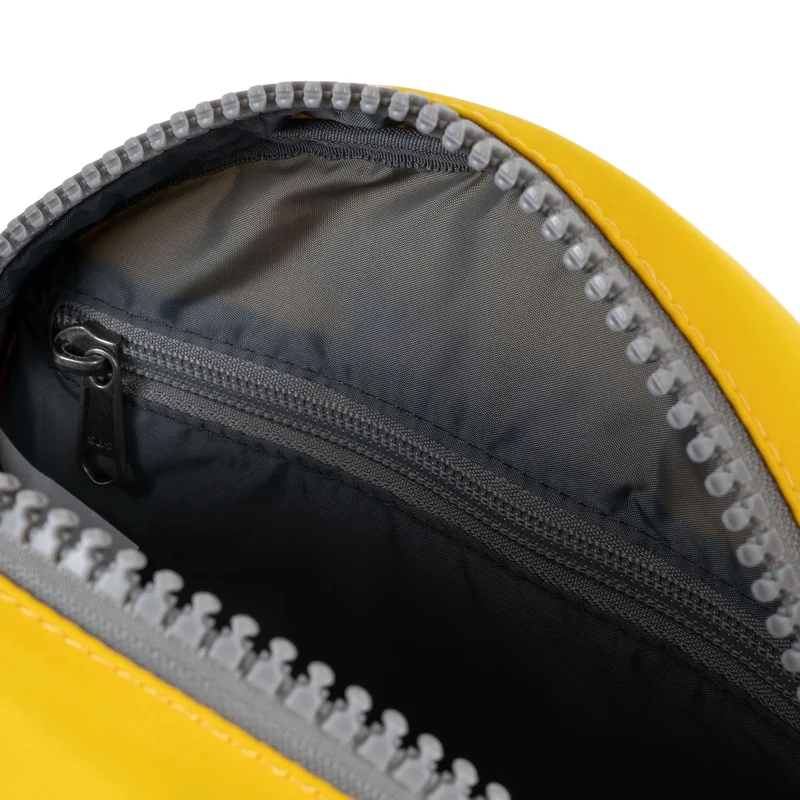 ROKA Paddington B Aspen Yellow Kleine Tasche aus recyceltem Nylon