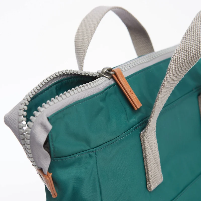 ROKA Bantry B Türkisfarbene mittelgroße Tasche aus recyceltem Nylon