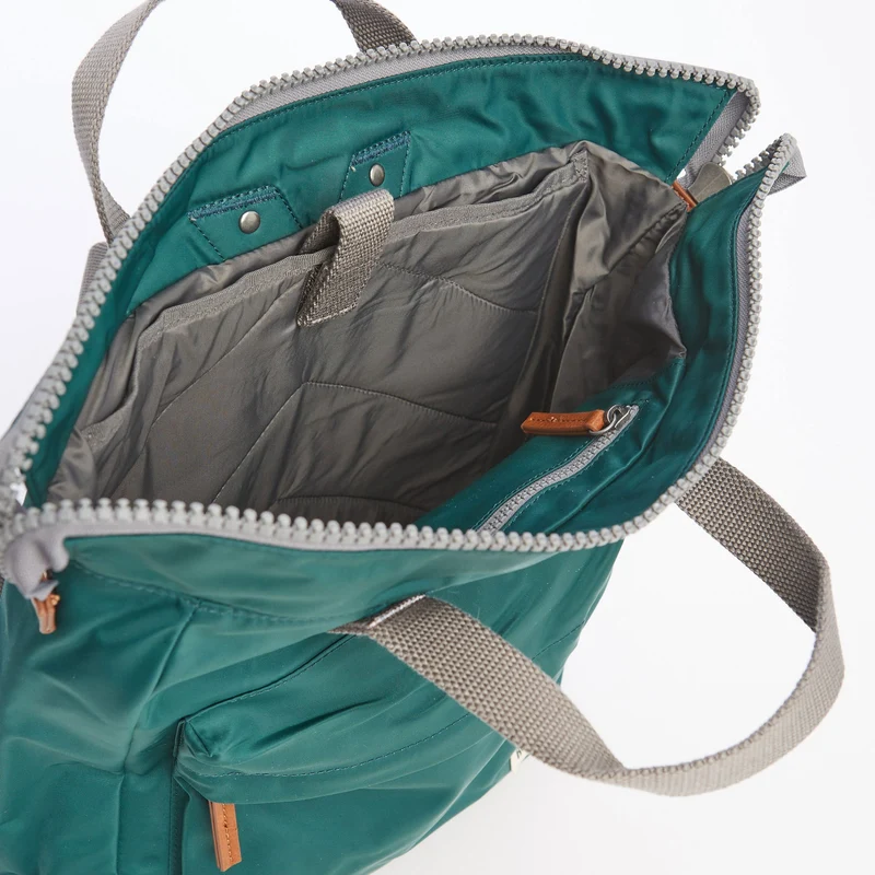 ROKA Bantry B Türkisfarbene mittelgroße Tasche aus recyceltem Nylon