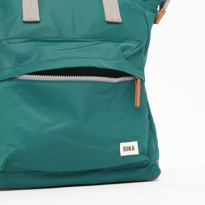 ROKA Bantry B Türkisfarbene mittelgroße Tasche aus recyceltem Nylon