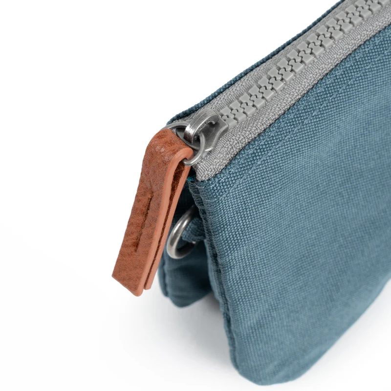 ROKA Carnaby Kleine, nachhaltige Canvas-Handtasche der Airforce
