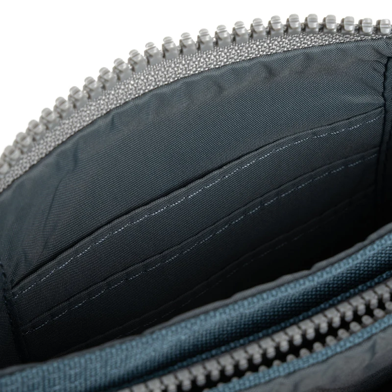 ROKA Carnaby Kleine, nachhaltige Canvas-Handtasche der Airforce