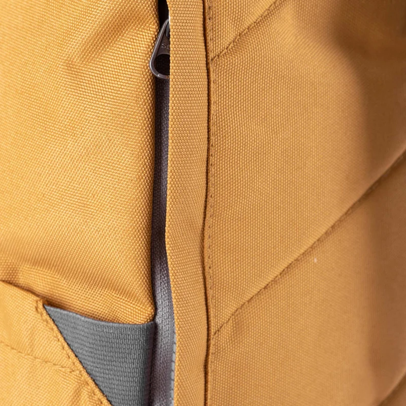 ROKA Finchley Eine mittelgroße Tasche aus recyceltem Leinen in Leinenoptik